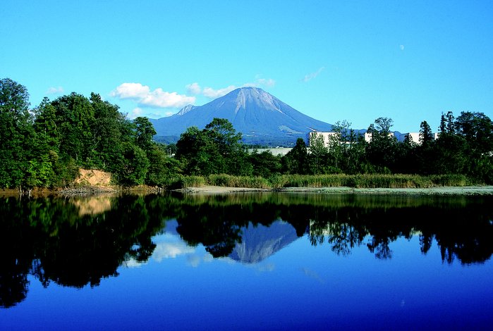 Mt. Daisen reflected in the pond.jpg