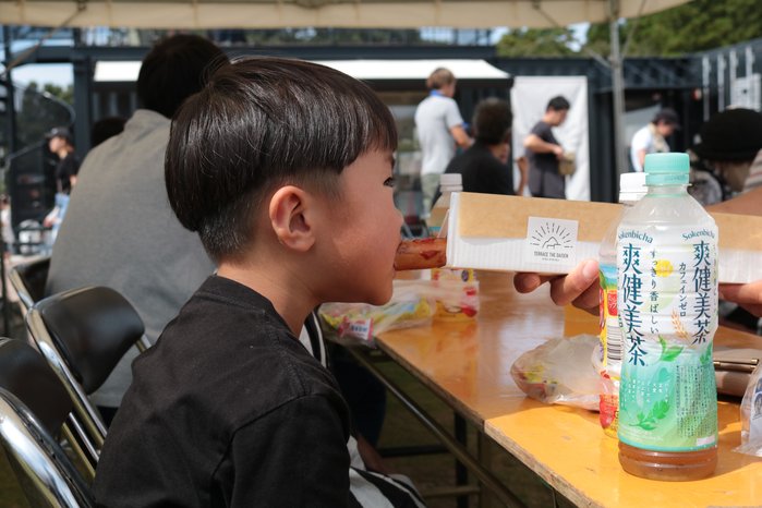 ロングソーセージにかぶりつく男の子