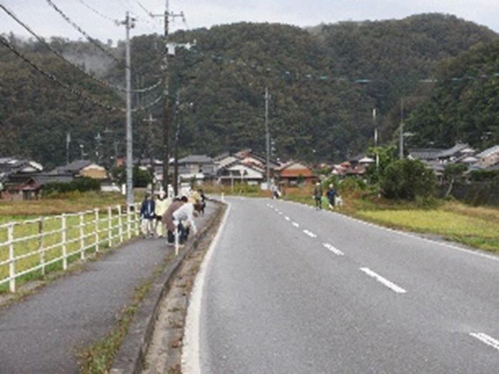 道路を清掃する様子