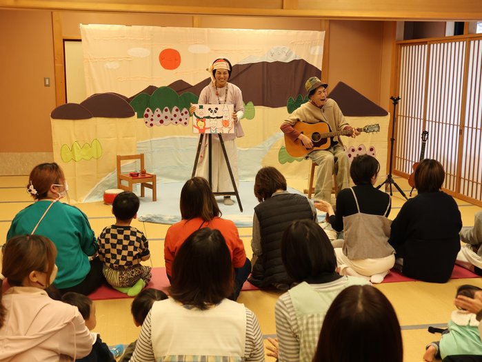 マイトリーの演奏で会場内を優しく包み込んでいる