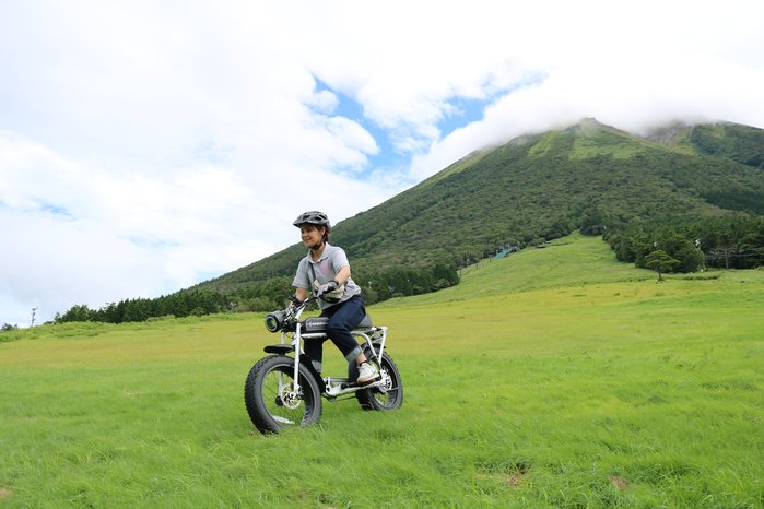 まちのわだい２　Eバイクでダウンヒルを楽しむますみず高原スタッフ・田中さん.JPG