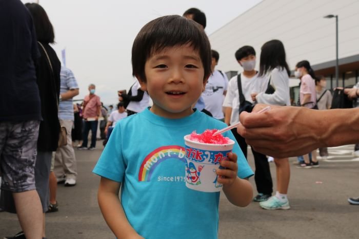 いちご味のかき氷を持つ男の子