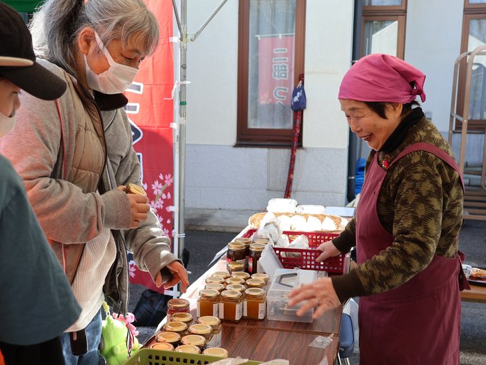 ジャムなどを販売する様子