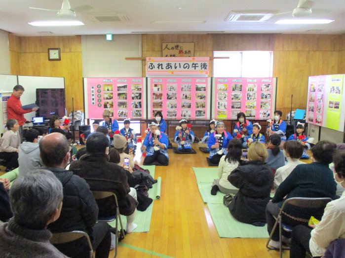 会場を盛り上げる銭太鼓の演奏