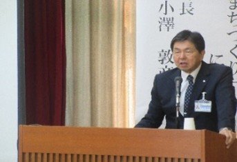 多々楽学園開講式で講演をする小澤町長