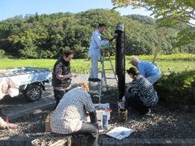 出雲街道道標を整備する様子