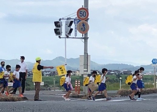 まちのわだい1　（写真2）有馬さんは週の3分の2横断歩道に立ち、子どもたちの登下校を見守る.jpg