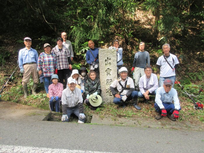 歴史部員と間地集落のみなさんとの集合写真